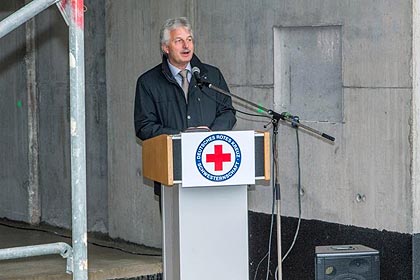 Herr Schmid lobte den Neubau als ein Musterbauspiel f�r dezentrales Wohnen.