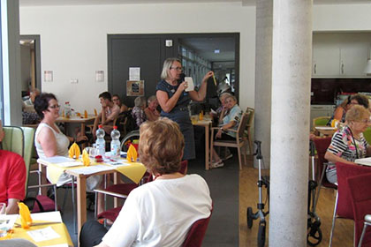 Oberin Scheck begr��te die G�ste und brachte ein kleines Geschenk mit.