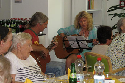 Musikalisch begeleitete die G�ste Herr Jordan und Frau Koch.
