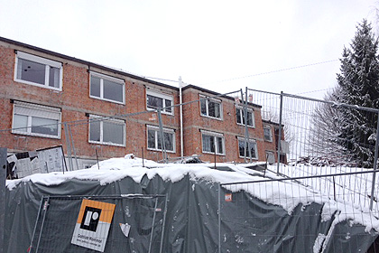 Nachdem der Neubau bis 
                auf die Au&szlig;enanlage fertiggestellt 
                wurde, beginnen die Abrissarbeiten am 
                noch verbleibenden Altbau