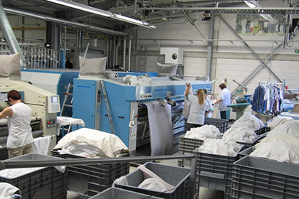 Vor Ort besichtigte die 
                Gruppe die Gro&szlig;w&auml;scherei.