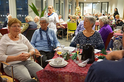 &Uuml;ber 100 G&auml;ste 
            nahmen an der ersten Weihnachtsfeier im 
            HEG teil.
