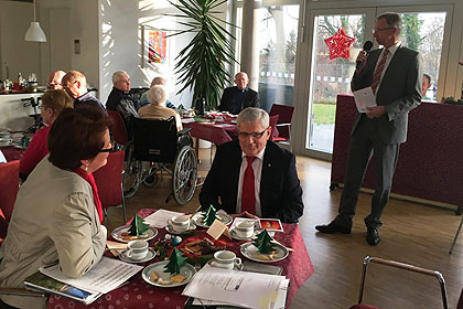 Herr Gangl, erster B&uuml;rgermeister 
                der Stadt Sindelfingen, begr&uuml;&szlig;te 
                die Anwesenden.