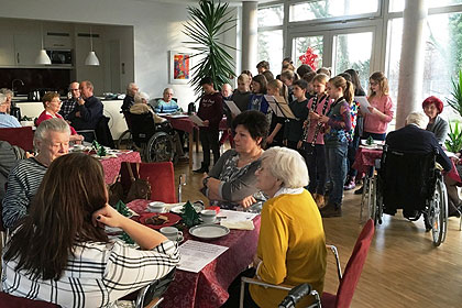 Sch&uuml;lerinnen und 
                Sch&uuml;ler des Pfarrwiesen Gymnasiums 
                sangen Weihnachtslieder.