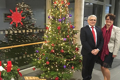 Frau Frie&szlig;, Heimleitung 
                und Herr Seifert, Pflegedienstleitung 
                vor dem Weihnachtsbaum.