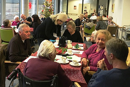 Die erste Weihnachtsfeier 
                im neuen Haus fand gro&szlig;en Anklang.