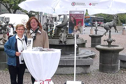 Frau Str&ouml;bel und Frau Stanek beim 
            Marktstand des Neubaus der WSSRK am 27.05.2014 
            in Sindelfingen.